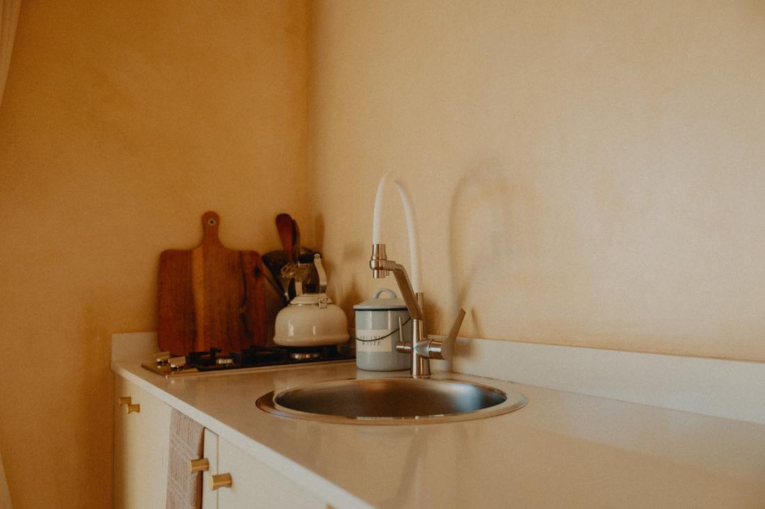 Kitchen corner in warm plaster