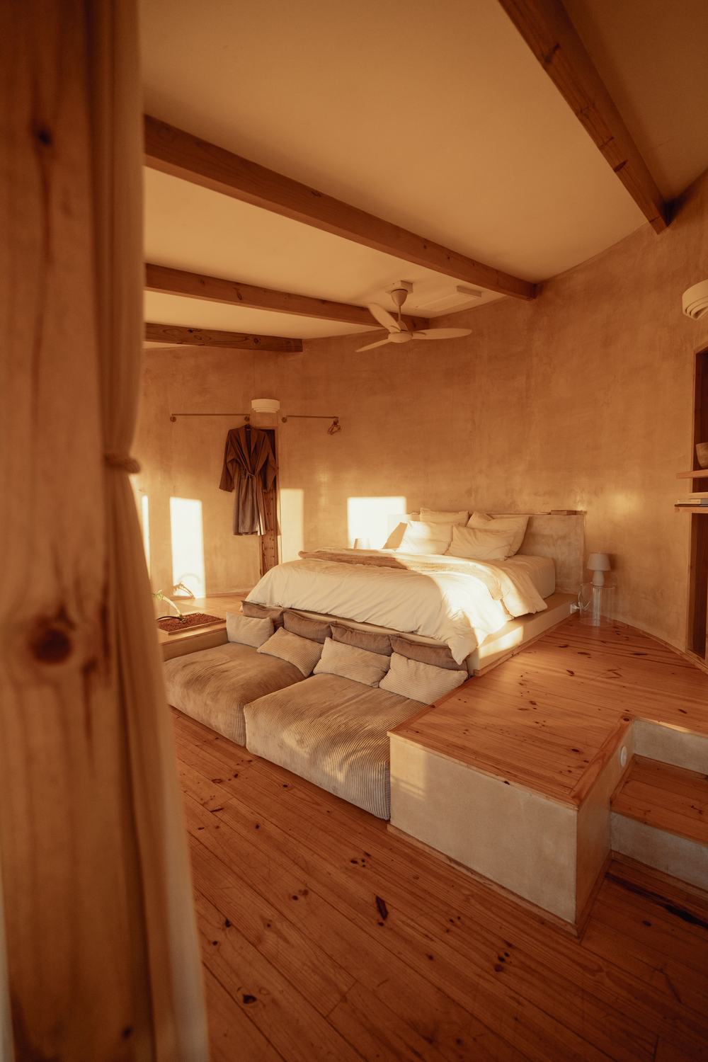 Sand Cabin bedroom with hand-plastered walls
